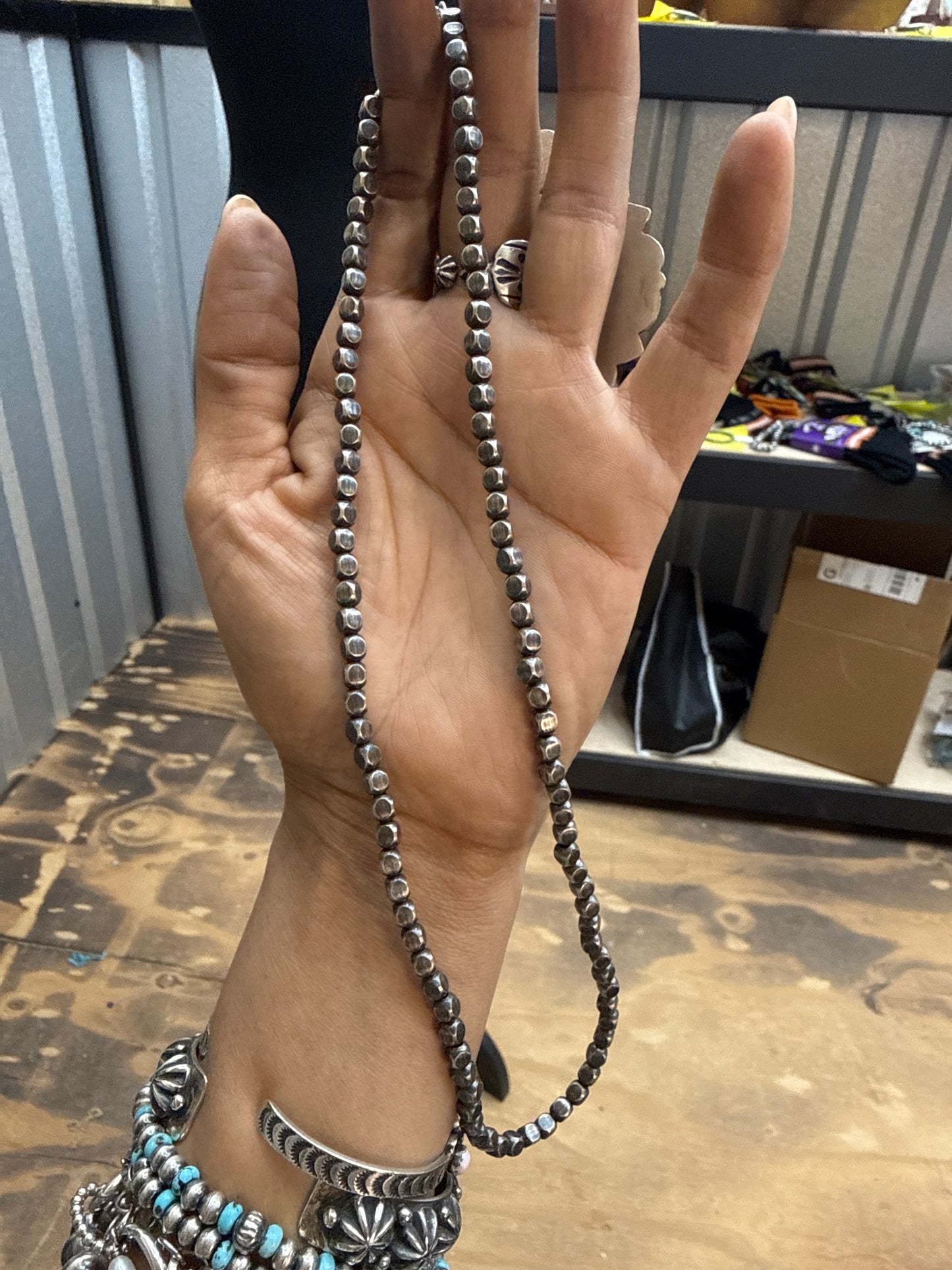 Elida 4 mm machine made box bead