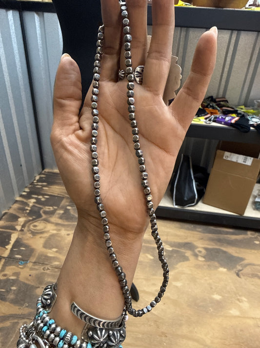 Elida 4 mm machine made box bead